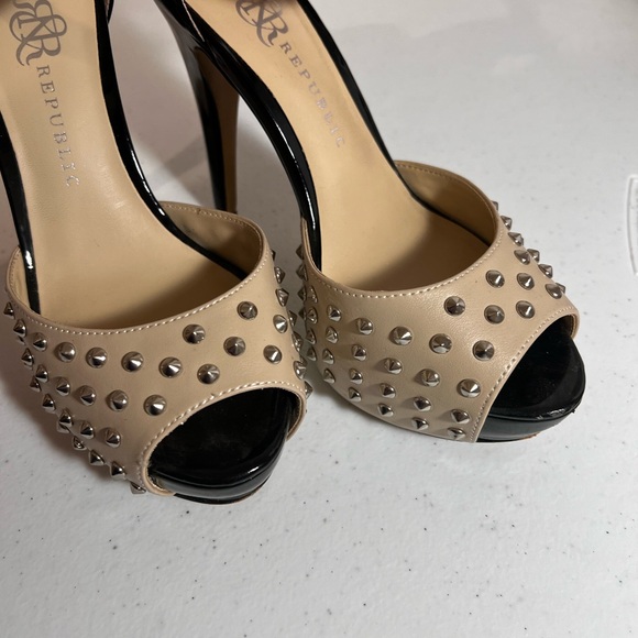 ROCK & REPUBLIC studded Black and Tan peep toe stiletto sexy and versatile - Picture 2 of 10